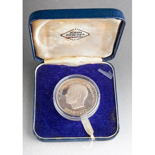 110 - Edward, Duke of Windsor 1894-1972 Commemorative 925 silver coin produced by John Pinches, in fitted ... 