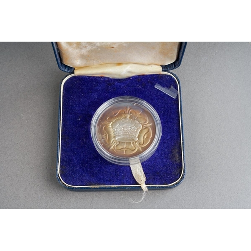 110 - Edward, Duke of Windsor 1894-1972 Commemorative 925 silver coin produced by John Pinches, in fitted ... 