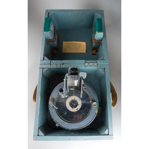 33 - A WWII Air Ministry  O.2.B. compass, AFT numbered 62825E, AM 6A/893 with Azimuth circle no.4, ref no... 