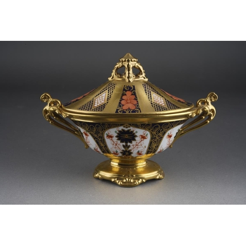 280 - A Royal Crown Derby 1128 Imari solid gold band twin handled oval pedestal dish and cover, bears date... 