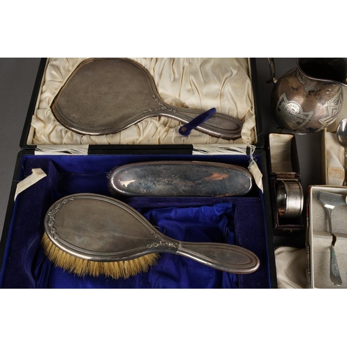 104 - Assorted silver to include: a George V cased Christening spoon, hallmarked Sheffield, 1929, an Edwar... 