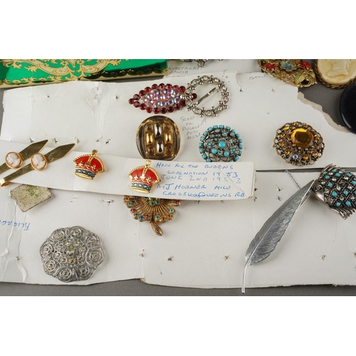 110 - Collection of collection of costume jewellery to include collection of brooches, 1953 coronation bad... 