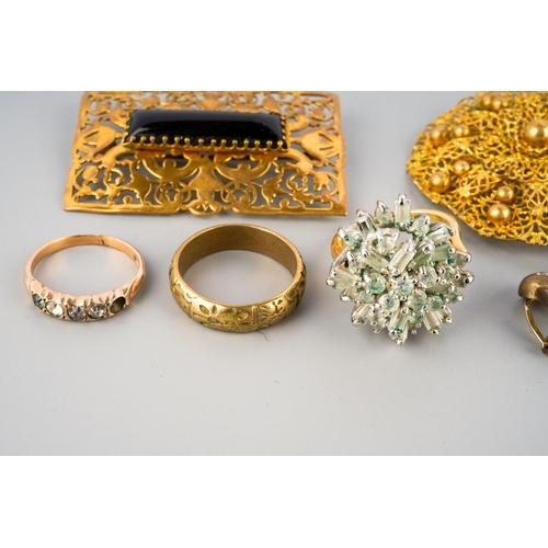 112 - A pair of 9ct gold earrings and a collection of early to mid 20th century and modern jewellery. To i... 