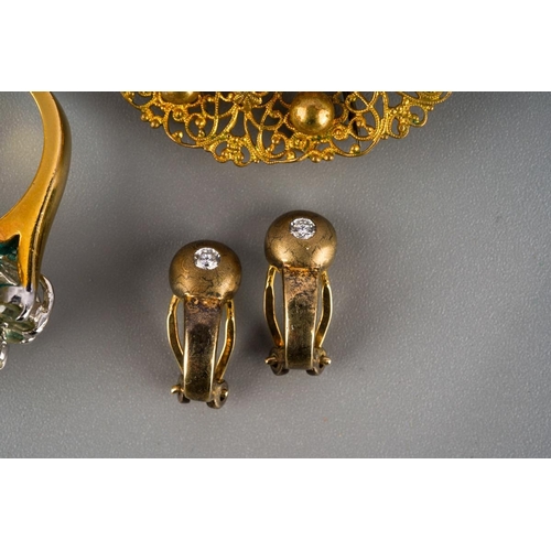 112 - A pair of 9ct gold earrings and a collection of early to mid 20th century and modern jewellery. To i... 