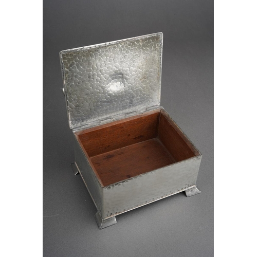 204 - An early 20th Century English pewter planished novelty cigarette box, the cover applied with golf ba... 