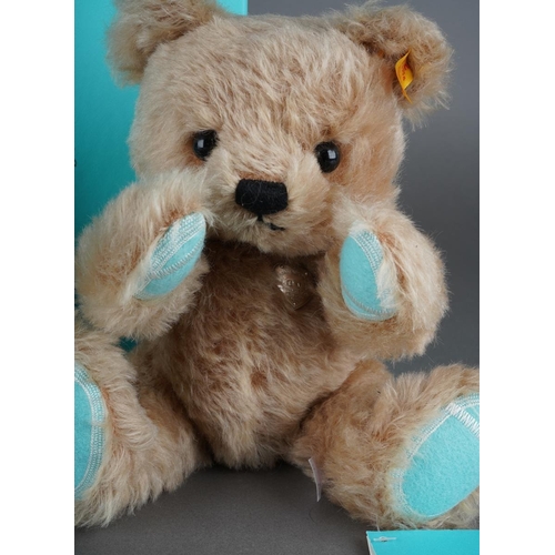29 - A boxed Steiff for Tiffany & Co teddy bear, 683275, with Return To Tiffany metal Love Heart badge to... 