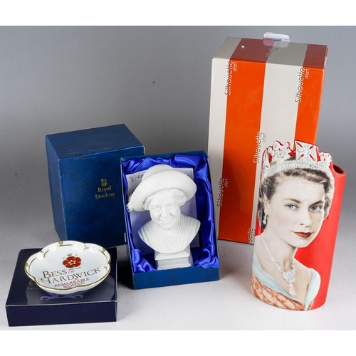417 - A boxed silhouette de art by Beswick vase of a print of Elizabeth II by Dorothy Wilding, height 24 c... 