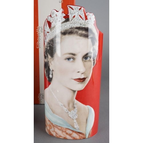 417 - A boxed silhouette de art by Beswick vase of a print of Elizabeth II by Dorothy Wilding, height 24 c... 