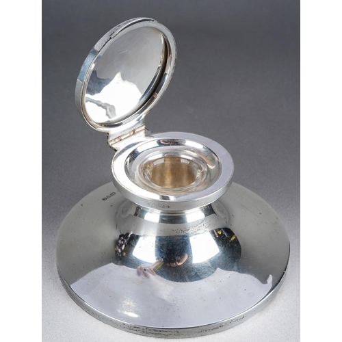 466 - A George V silver capstan inkwell, the hinged lid with engine turned decoration, glass liner, loaded... 