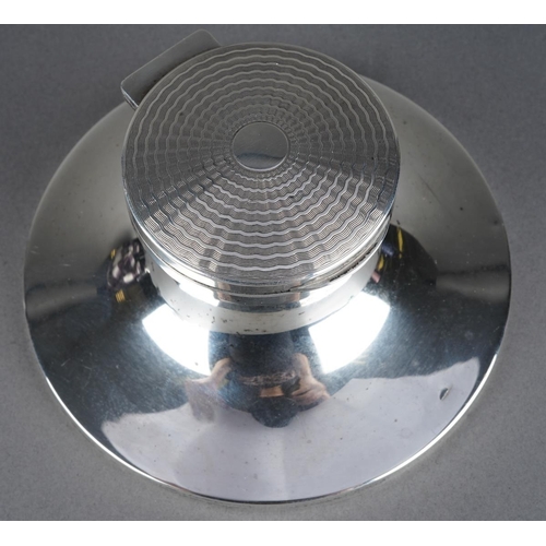 466 - A George V silver capstan inkwell, the hinged lid with engine turned decoration, glass liner, loaded... 