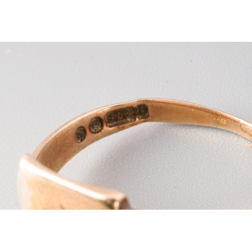 537 - A collection of chains and one 9ct gold ring. To include one modern 9ct gold flat curb link chain, o... 