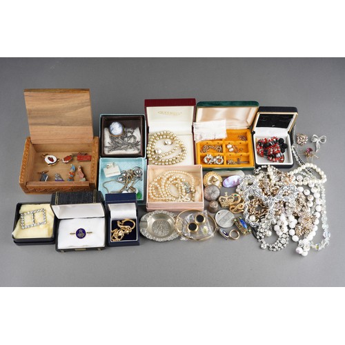 724 - Costume jewellery lot to include pearsl, wedgwood style cameo, marcasite brooch, various yellow meta... 