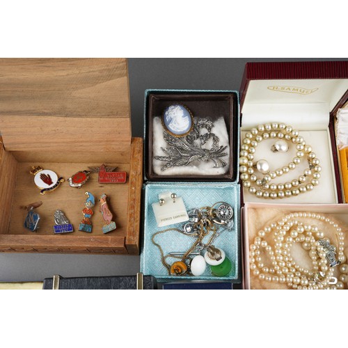 724 - Costume jewellery lot to include pearsl, wedgwood style cameo, marcasite brooch, various yellow meta... 
