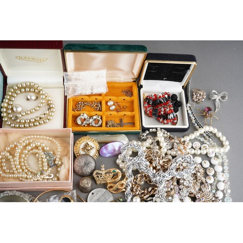 724 - Costume jewellery lot to include pearsl, wedgwood style cameo, marcasite brooch, various yellow meta... 