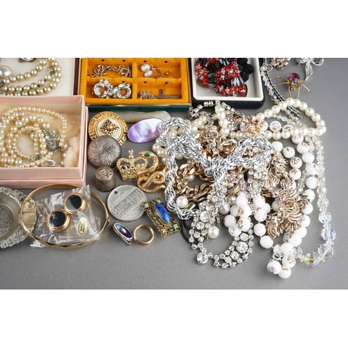 724 - Costume jewellery lot to include pearsl, wedgwood style cameo, marcasite brooch, various yellow meta... 