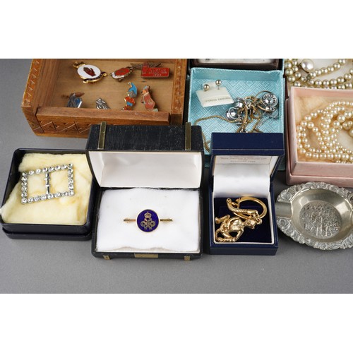 724 - Costume jewellery lot to include pearsl, wedgwood style cameo, marcasite brooch, various yellow meta... 