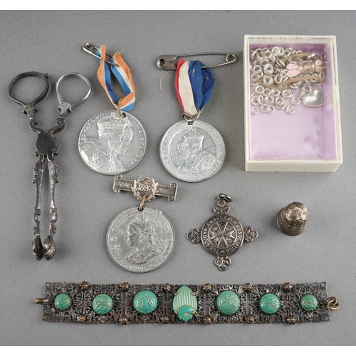 726 - Mixed lot of medallions to include 1897 School Board of London, Edward VII, Coronation medalion fo G... 