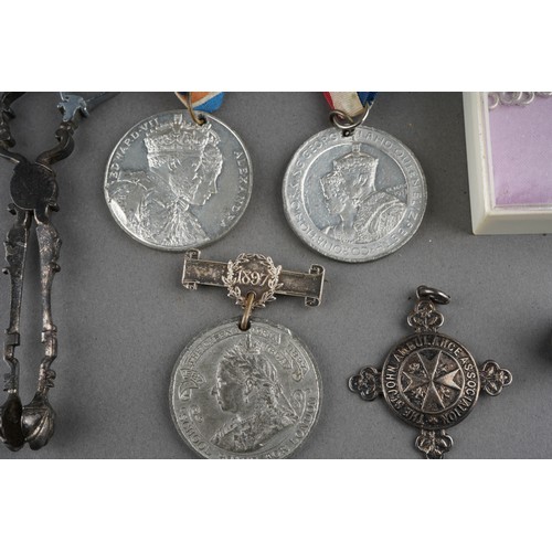 726 - Mixed lot of medallions to include 1897 School Board of London, Edward VII, Coronation medalion fo G... 