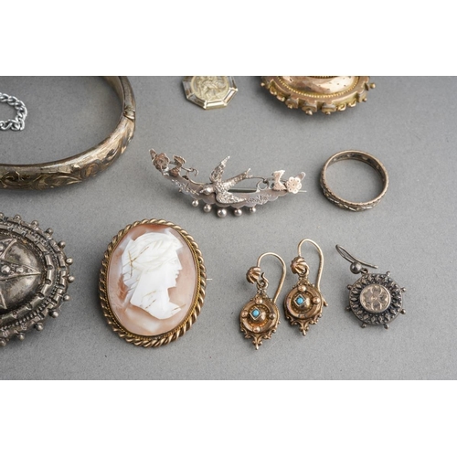 727 - A collection of late 19th century to mid 20th century silver, white metal and rolled gold jewelery. ... 