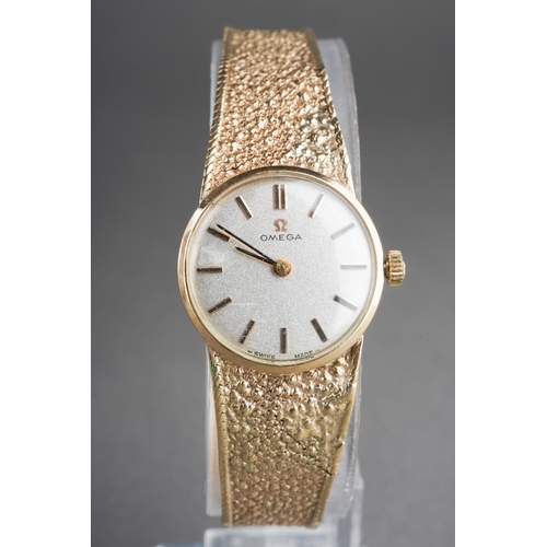 1047 - A 9ct gold Vintage 1970s Omega wristwatch. The silver tone dial, with black enamel gilt hourly appli... 