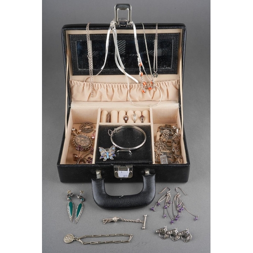 1049 - Collection of mainly silver and white metal jewellery to include rings, brooches, large locketingot,... 