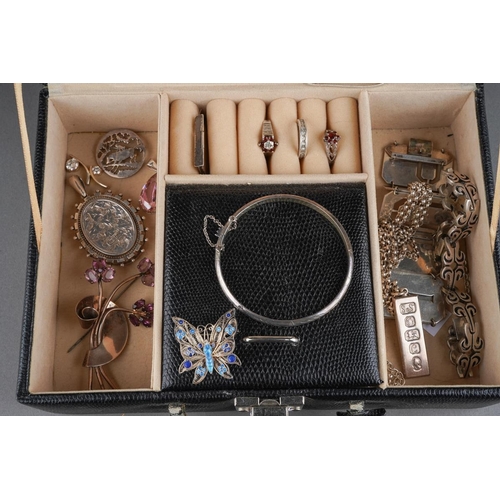 1049 - Collection of mainly silver and white metal jewellery to include rings, brooches, large locketingot,... 