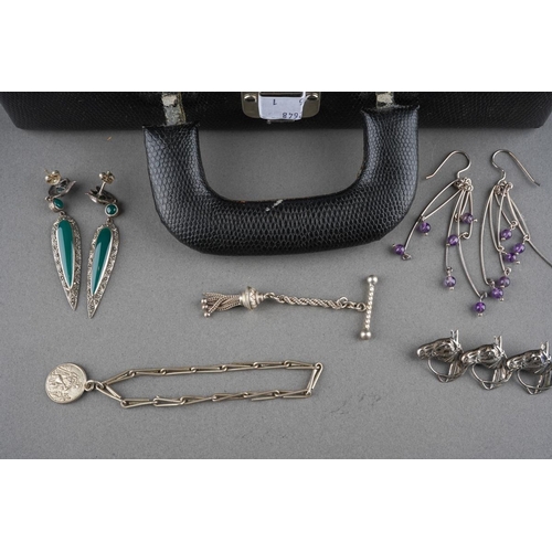 1049 - Collection of mainly silver and white metal jewellery to include rings, brooches, large locketingot,... 