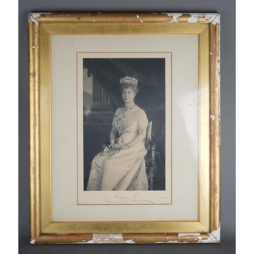 96 - Militaria / Royal Interest: Two framed gilt framed photographs of Their Majesties King George V and ... 