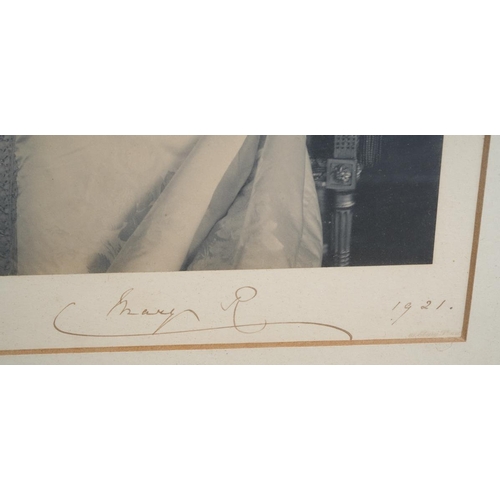 96 - Militaria / Royal Interest: Two framed gilt framed photographs of Their Majesties King George V and ... 