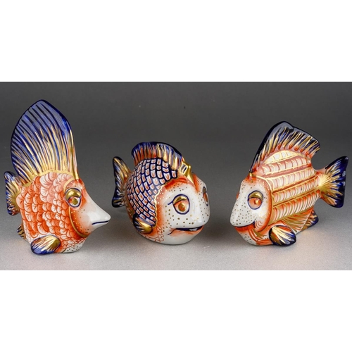 324 - Three late 20th / 21st century novelty Imari palette ceramic fishes, all signed E. Hobday to the bas... 