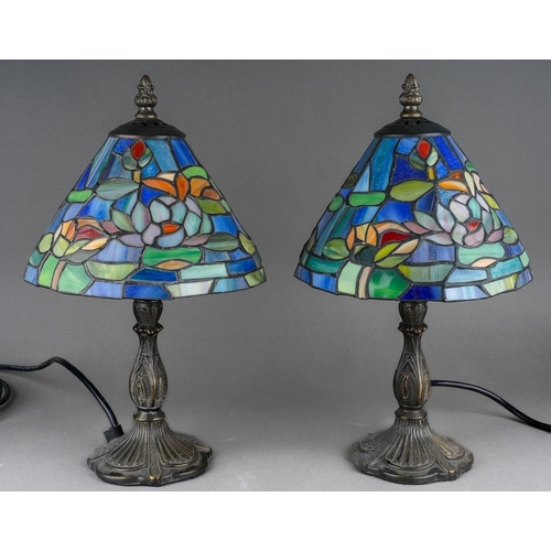 567 - A pair of modern Tiffany style table lamps, each approx. 36 cm tall (2)