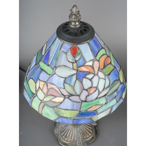 567 - A pair of modern Tiffany style table lamps, each approx. 36 cm tall (2)