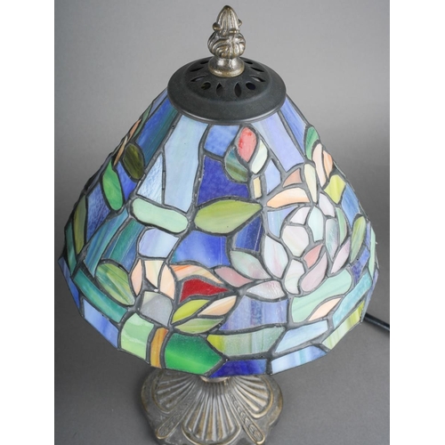 567 - A pair of modern Tiffany style table lamps, each approx. 36 cm tall (2)