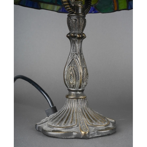 567 - A pair of modern Tiffany style table lamps, each approx. 36 cm tall (2)