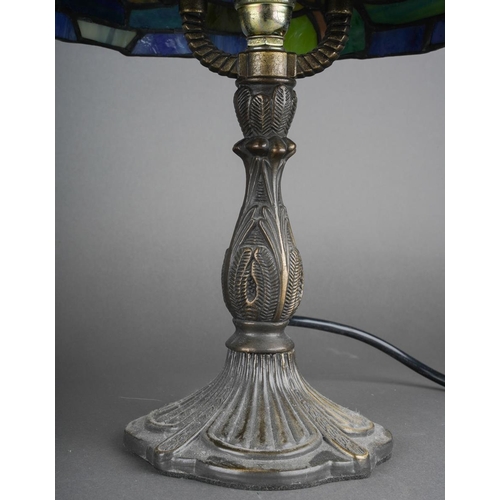 567 - A pair of modern Tiffany style table lamps, each approx. 36 cm tall (2)