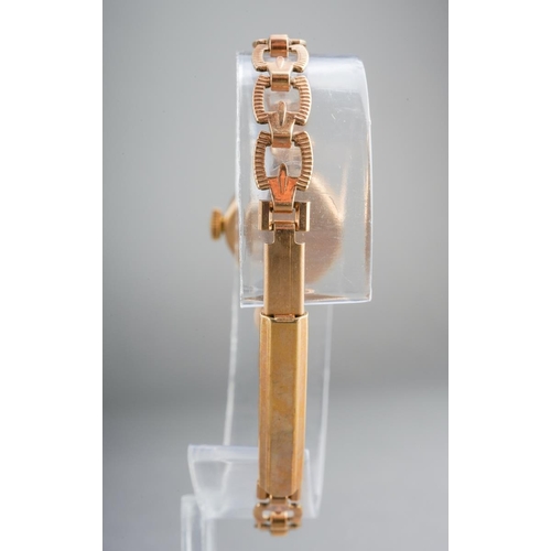 609 - A ladies wristwatch. The case hallmarked 9ct gold, on a rolled gold bracelet, approx length 170mm, a... 