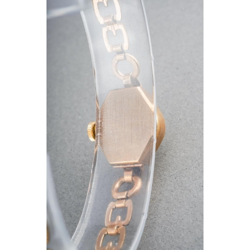 609 - A ladies wristwatch. The case hallmarked 9ct gold, on a rolled gold bracelet, approx length 170mm, a... 