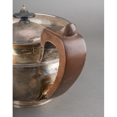 628 - A George V silver teaset comprising teapot with fruitwood handle and finial, milk jug and sugar bowl... 