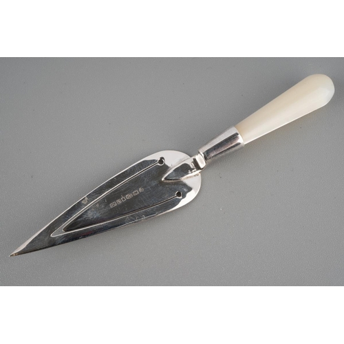 637 - A Modern silver mounted trowel shaped page marker with mother of pearl handle, the silver by Ari D N... 