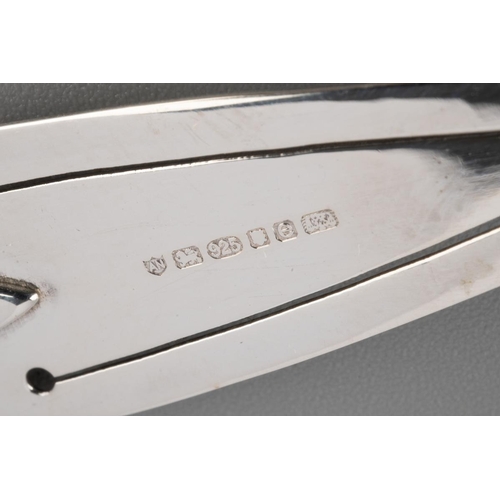 637 - A Modern silver mounted trowel shaped page marker with mother of pearl handle, the silver by Ari D N... 