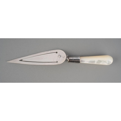 637 - A Modern silver mounted trowel shaped page marker with mother of pearl handle, the silver by Ari D N... 