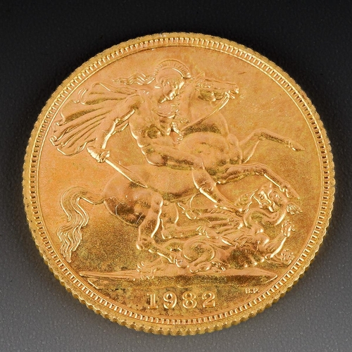 670 - A full sovereign, date 1982. Approx diameter 22mm, approx gross weight 8.0 grams.