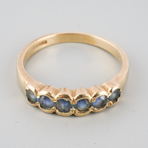 776 - A 9ct gold sapphire ring. Hallmarked 9ct gold, apprxo ring size O, approx gross weight 2.6 grams.