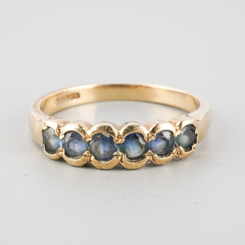 776 - A 9ct gold sapphire ring. Hallmarked 9ct gold, apprxo ring size O, approx gross weight 2.6 grams.