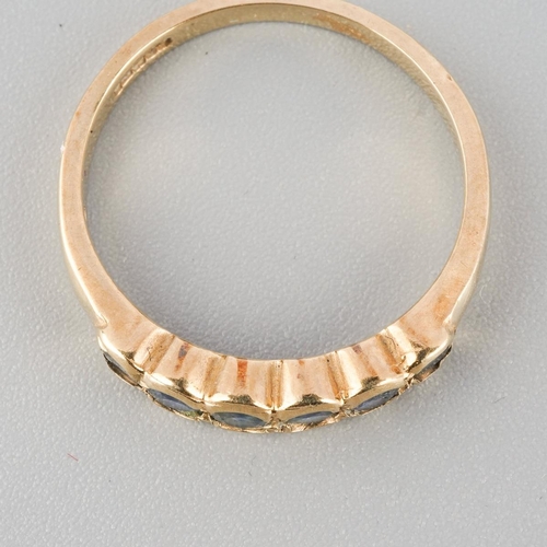 776 - A 9ct gold sapphire ring. Hallmarked 9ct gold, apprxo ring size O, approx gross weight 2.6 grams.