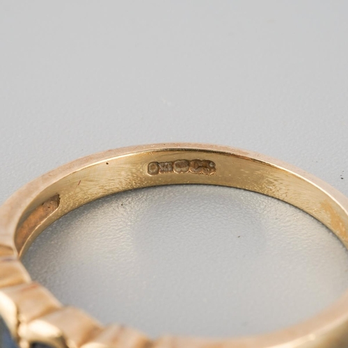 776 - A 9ct gold sapphire ring. Hallmarked 9ct gold, apprxo ring size O, approx gross weight 2.6 grams.