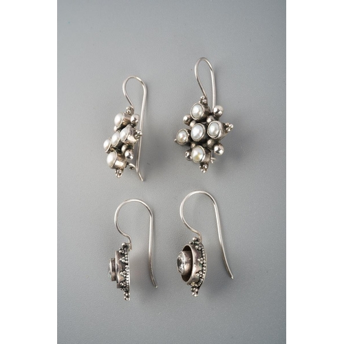 777 - Two pairs of white metal earrings. Approx gross weight 7.8 grams.
