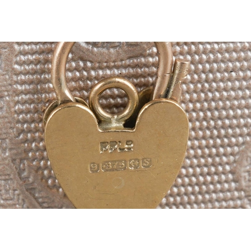 795 - Fine 9ct gold chain and a 9 ct gold heart shaped locket, lenght of the chain approx. 50 cm, combined... 