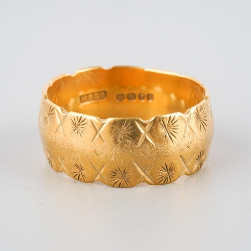 805 - 18ct gold engraved wedding ring, approx size UK L, gross weight approx. 5g