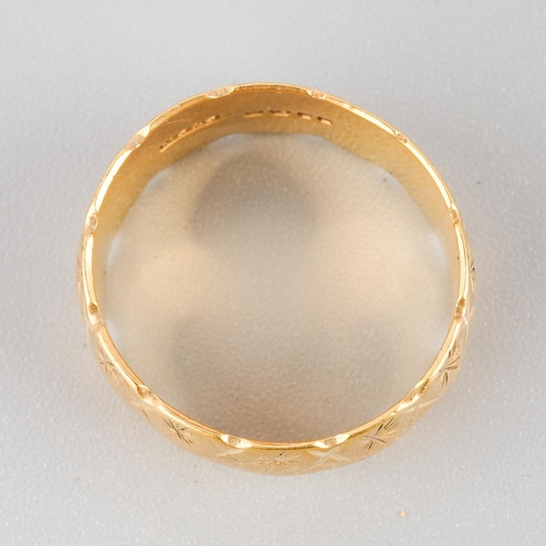 805 - 18ct gold engraved wedding ring, approx size UK L, gross weight approx. 5g